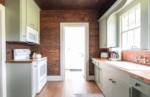 Burton House | Cozy Cottage with Scenic Outdoor & Fire Pit + Minutes From Round Top Shopping