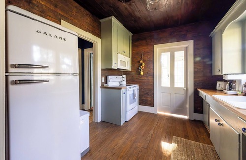 Burton House | Cozy Cottage with Scenic Outdoor & Fire Pit + Minutes From Round Top Shopping