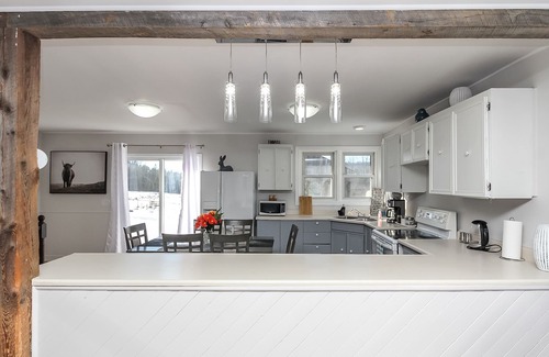 Oro-Medonte Cottage | Cozy cottage with up to 15 acres of land and flowing river