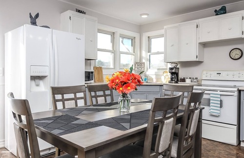 Oro-Medonte Cottage | Cozy cottage with up to 15 acres of land and flowing river