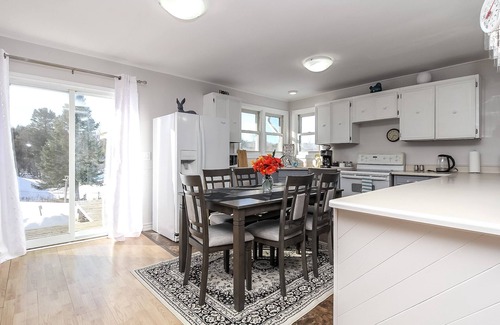Oro-Medonte Cottage | Cozy cottage with up to 15 acres of land and flowing river