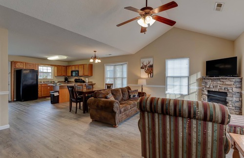 Pigeon Forge Cottage | Cozy Cottage -with Hot Tub & Pool in the Heart of Pigeon Forge close to Parkway!