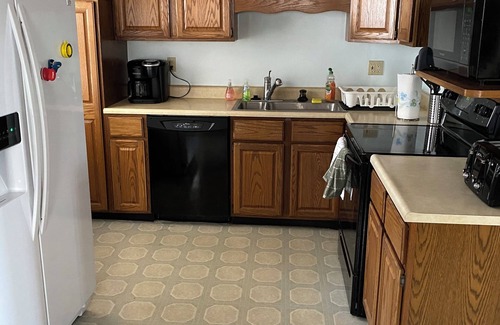 East Tawas Cottage | Cozy cottage with WiFi in East Tawas - 3 bedrooms
