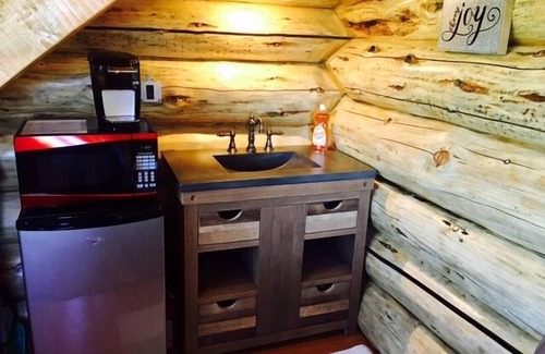 Marble Falls Cabin | Cozy Cottage: Your Perfect Lakeside Hideaway!