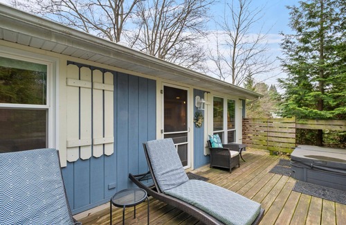 Saugatuck Villa | "Cozy Cottages" Blue Cottage-Hot tub/Town!