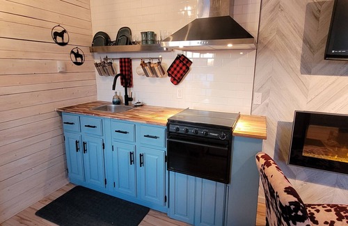 Rocky Mountain House Cabin | Cozy Country Escape: Pet-Friendly Cabin with Ski & Snowshoe Trails