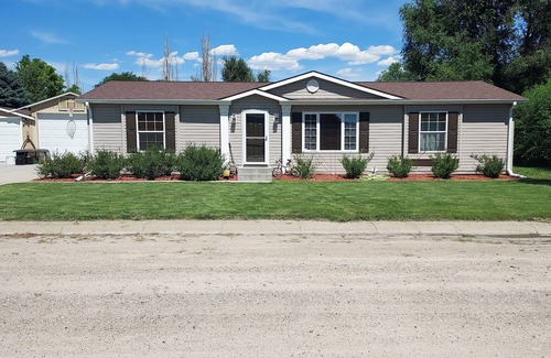 Scottsbluff House | Cozy country 3 bedroom 2 full baths fenced back yard animals welcome