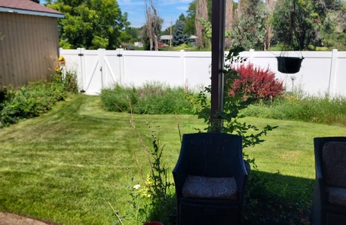 Scottsbluff House | Cozy country 3 bedroom 2 full baths fenced back yard animals welcome