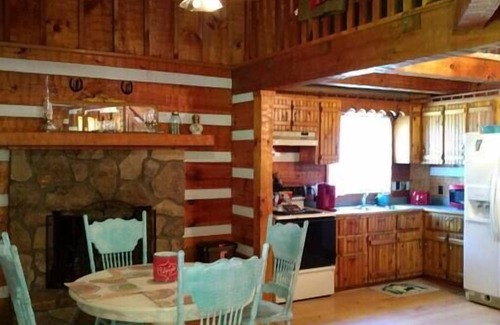 Kodak Cabin | Cozy Country Cabin | Hot Tub + Outdoor Charm