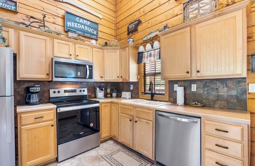 Branson Theater District Cabin | Cozy Country Cabin - Just off of Branson's Famous 76 Country Blvd!