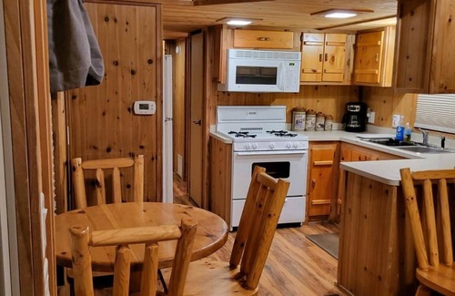 Silver Lake Cabin | Cozy country cabin ~ 5 minutes from Cowboy Dinner Tree!