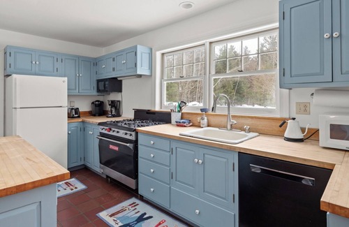 Waitsfield House | Cozy country cape w/sunny terrace & pond