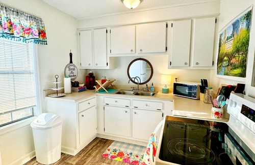 Travelers Rest Cabin | Cozy, Country Cottage