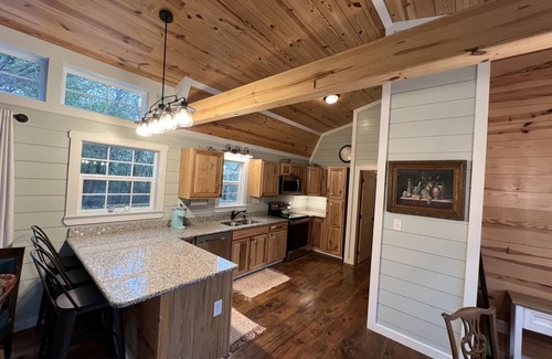 Hamilton Cottage | Cozy Country Cottage; Family RetreatnJust minutes from Circle T