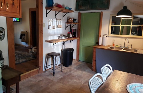 Guion Cottage | Cozy country cottage. Half a mile from the river.