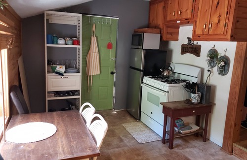 Guion Cottage | Cozy country cottage. Half a mile from the river.