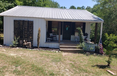 Guion Cottage | Cozy country cottage. Half a mile from the river.