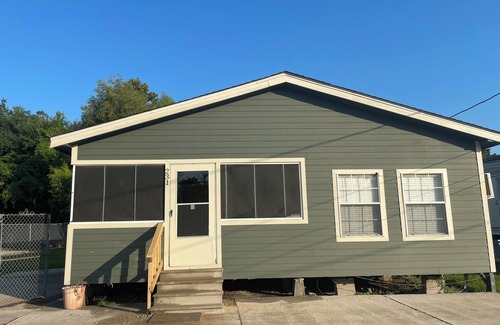 Houma House | Cozy Country Cottage located minutes from hospitals and Downtown Houma