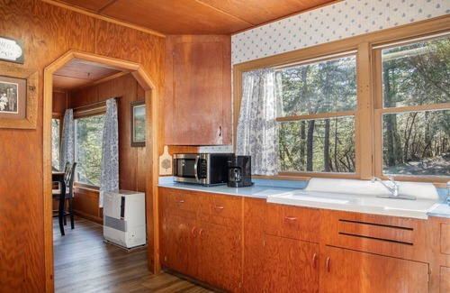 Galice Cottage | Cozy, Country Cottage Near the Rogue River