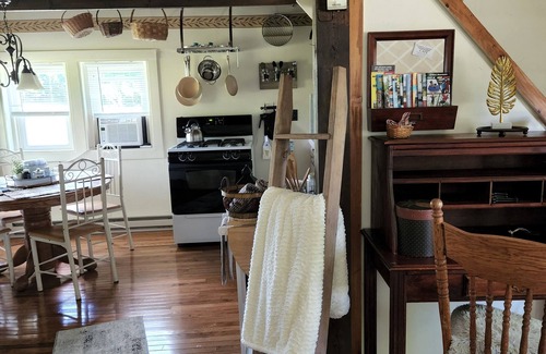 Greenwich Cottage | Cozy Country Cottage located in Greenwich, NY