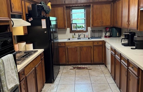 Nacogdoches Other | Cozy country farmhouse, 3 bedrooms, an office/bonus room, WiFi and AC. Pets OK.