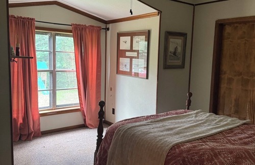 Nacogdoches Other | Cozy country farmhouse, 3 bedrooms, an office/bonus room, WiFi and AC. Pets OK.