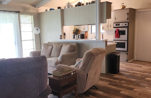 Iowa Colony House | Cozy Country Gateway