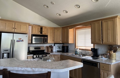 Burbank Apartment | Cozy country house retreat- your home in nature