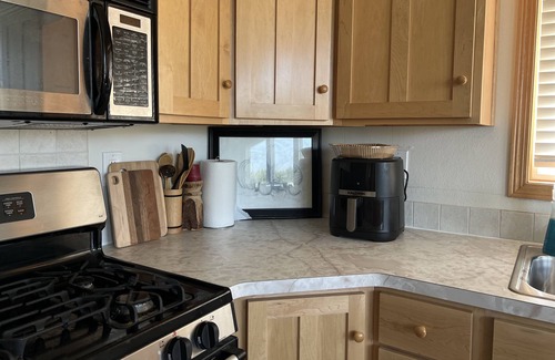 Burbank Apartment | Cozy country house retreat- your home in nature