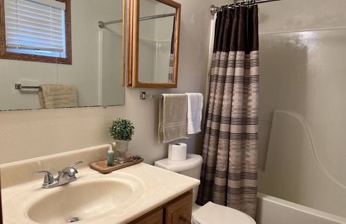 Burbank Apartment | Cozy country house retreat- your home in nature