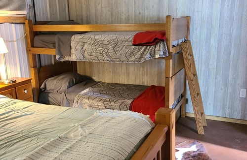 Fountain City Cabin | Cozy country lodge with 1 bedroom and WiFi, AC in enjoyable Fountain City