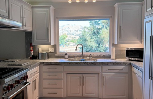 Exeter House | Cozy countryside home on 5 private acres - 30 min. to Sequoia Park entrance