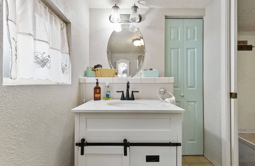 Middleton House | Cozy County Home with hot tub!