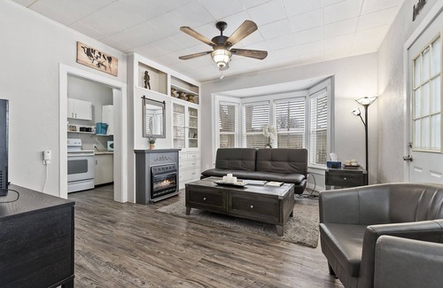 Middleton House | Cozy County Home with hot tub!