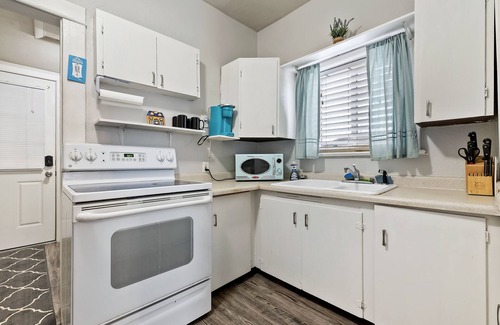 Middleton House | Cozy County Home with hot tub!