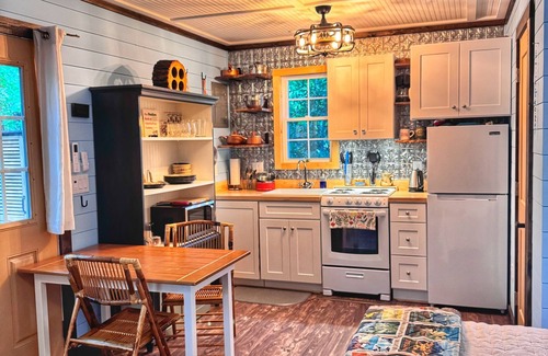Jefferson Cabin | Cozy Couples Cabin, 10 min from West Jefferson