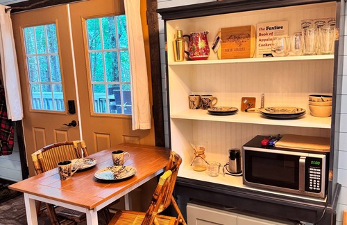 Jefferson Cabin | Cozy Couples Cabin, 10 min from West Jefferson