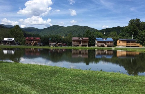 Frank Cabin | Cozy Couples Cabin w/Mountain Views