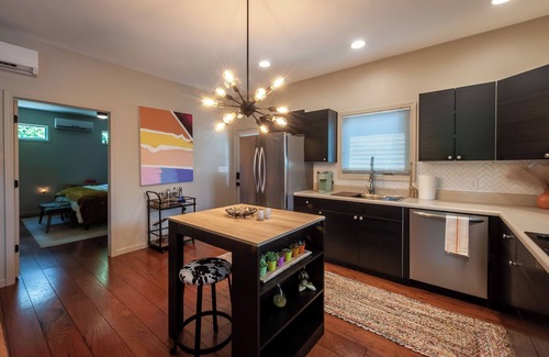 Candler House | Cozy Couple’s Escape Hot Tub, King Bed, Near Downtown Asheville Pets Welcome