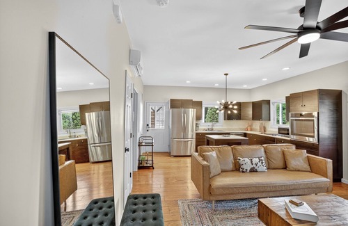 Candler House | Cozy Couple’s Escape Hot Tub, King Bed, Near Downtown Asheville Pets Welcome