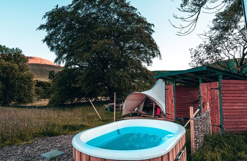 Peak District RV Rental | Cozy Couples Glamping - Private Hot Tub & Sauna