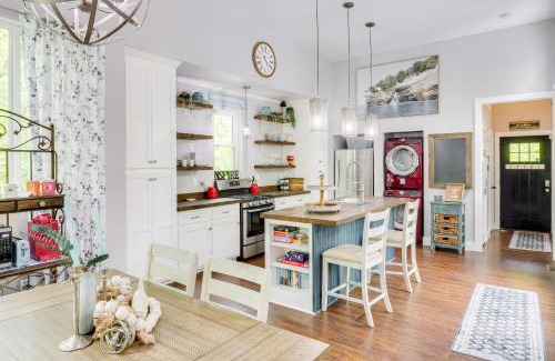 Smithville House | Cozy Couples Retreat with Hot Tub in Smithville!
