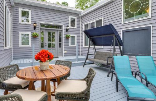 Smithville House | Cozy Couples Retreat with Hot Tub in Smithville!