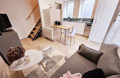 L'Isle-d'Espagnac House | Cozy courtyard side townhouse