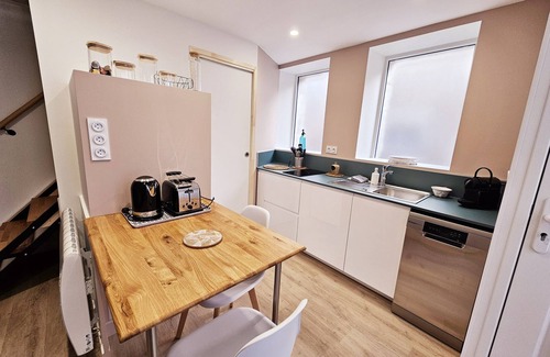 L'Isle-d'Espagnac House | Cozy courtyard side townhouse