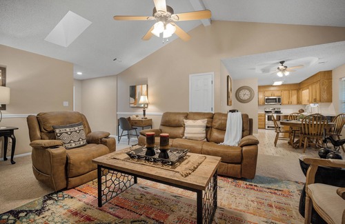 Van Buren House | Cozy Cove-Cute 3BR in Town