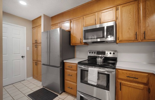 Van Buren House | Cozy Cove-Cute 3BR in Town