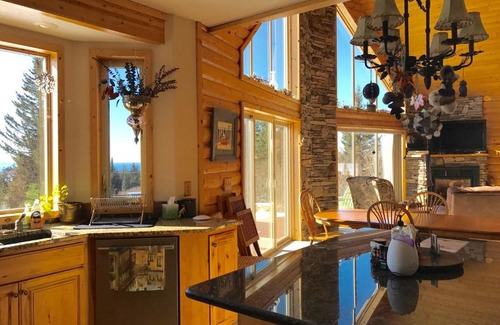 Homer House | Cozy Cove Inn
