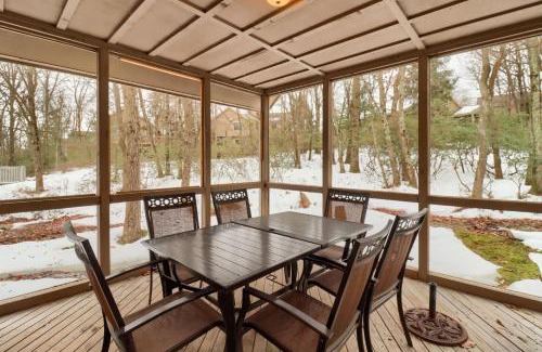 Tannersville House | Cozy Cove Near Waterparks, Zip Line, Ski and More