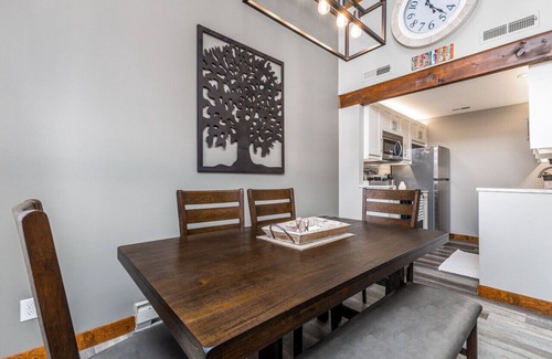The Galena Territory Apartment | Cozy Cove Retreat l CLEAN 2 BEDROOM l A&D Rise Getaways